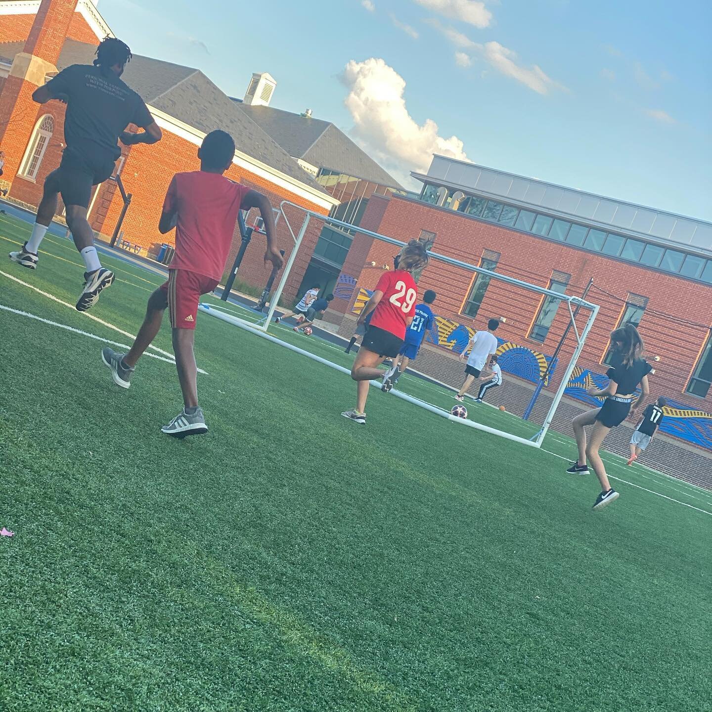 🔶Never stopping MOVING!🔶
&bull;
&bull;
&bull;
These young Athletes are unstoppable 🔥🏃🏾&zwj;♂️🌟🏃🏼&zwj;♀️
&bull;
&bull;
&bull;
Join us every Wednesday, 6PM @ Murch Elementary. Link in bio for sign ups! See you there 🤪

#AthleticSkillDevelopmen