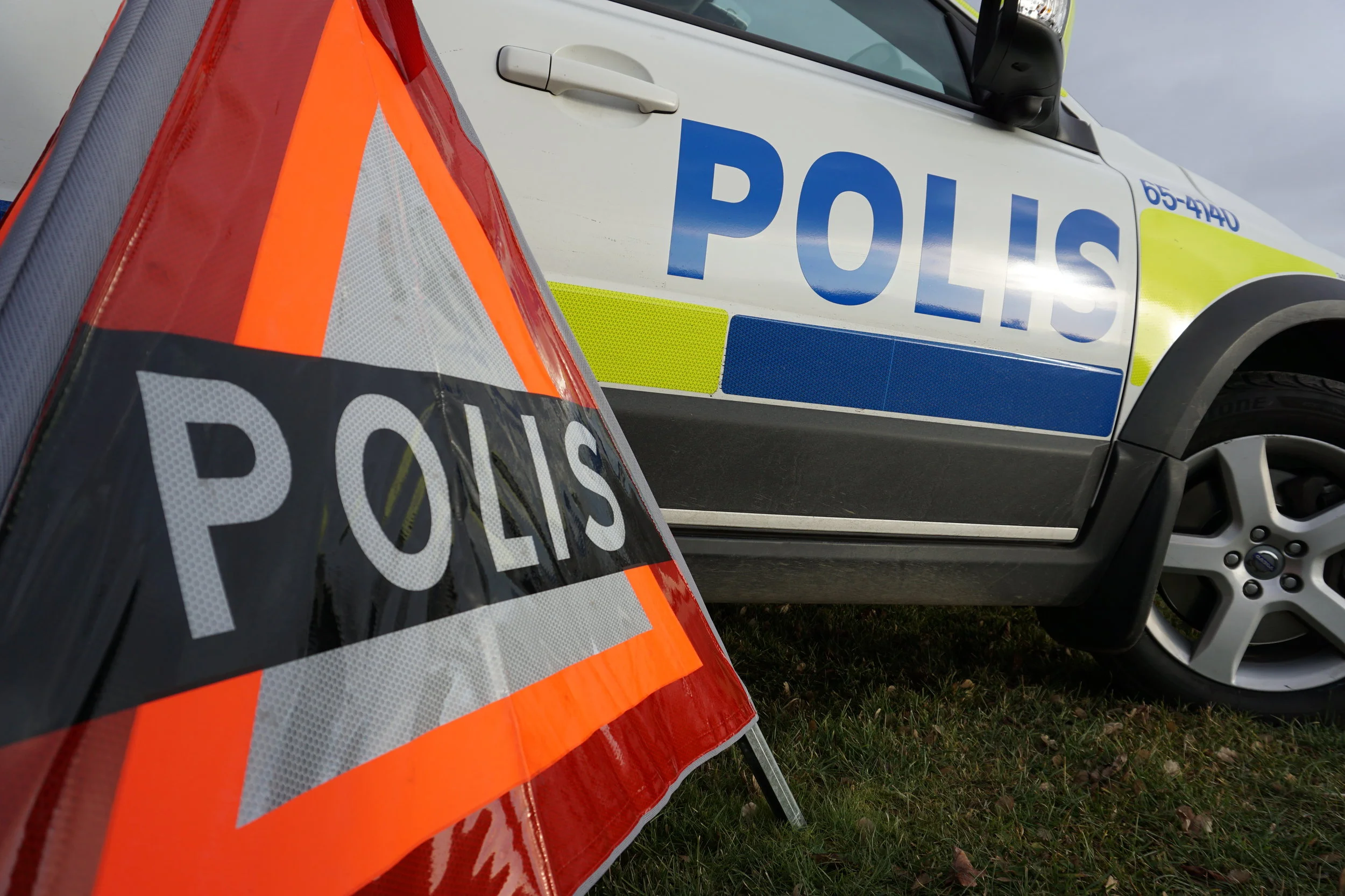 Varningstält med texten POLIS och OLYCKA