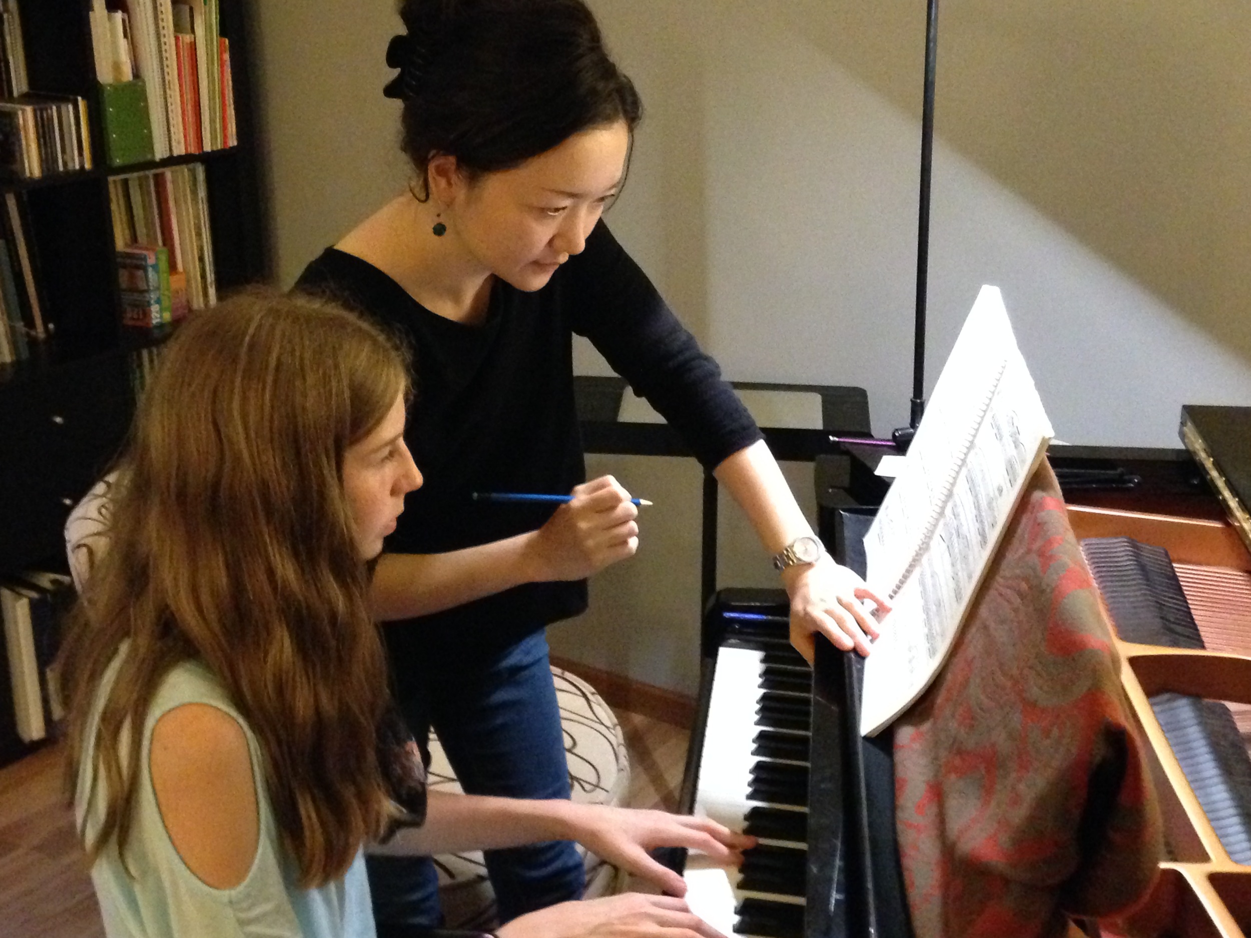 уроки фортепиано. занятия фортепиано с педагогом картинки. дети в музыкальной школе. учитель фортепиано. Piano pupils.