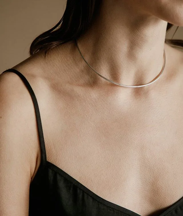 best seller Open Ended Choker, a must-have for achieving that ultimate minimalist elegance, effortlessly. Model @saraborowski | Styled by @j.edralin | Photography @ianlanterman
.
.
.
.
.
.
.
#silverchoker #chokerstyle #handcrafted #minimallove #minimalist #naturallight #emergingdesigner #madebyhands #jewelry #cooljewelry