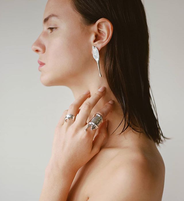 Handcrafted ethical jewelry, made by a woman for women @thirteenthstudio celebrates Earth Day 🌱and Mother's day💐! Enjoy your 25% discount until April 28th with code: MOTHEREARTH - Order now to ensure the delivery by Mother's Day! *Sale excludes custom design service. .
.
.
.
Model @saraborowski | Stylist @j.edralin | photography @ianlanterman