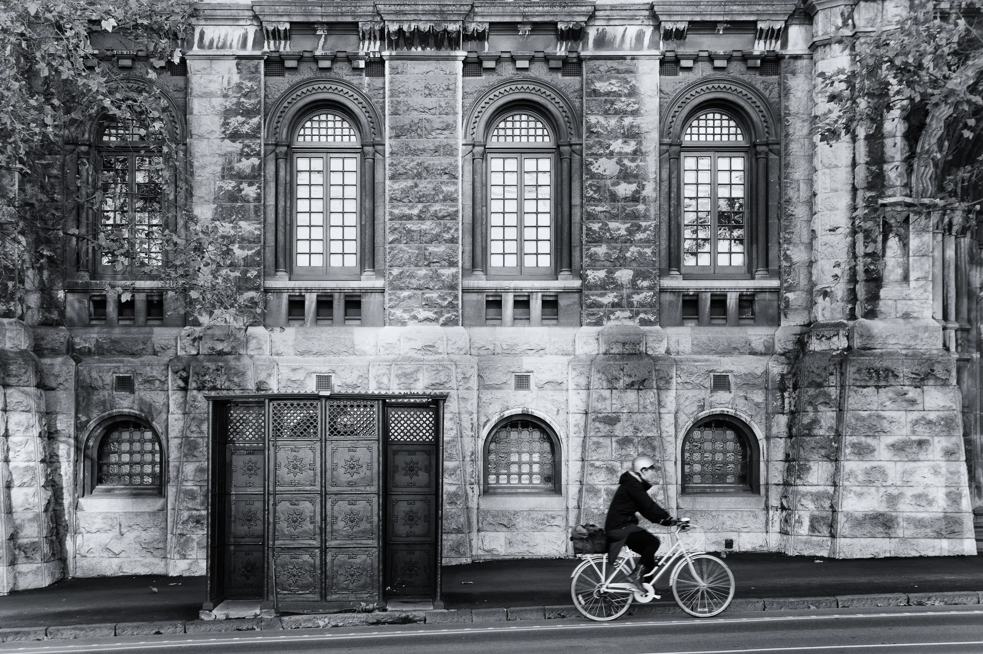 Old Magistrate's Court (opened 1914) and Cast-iron public urinal, circa 1903–1918