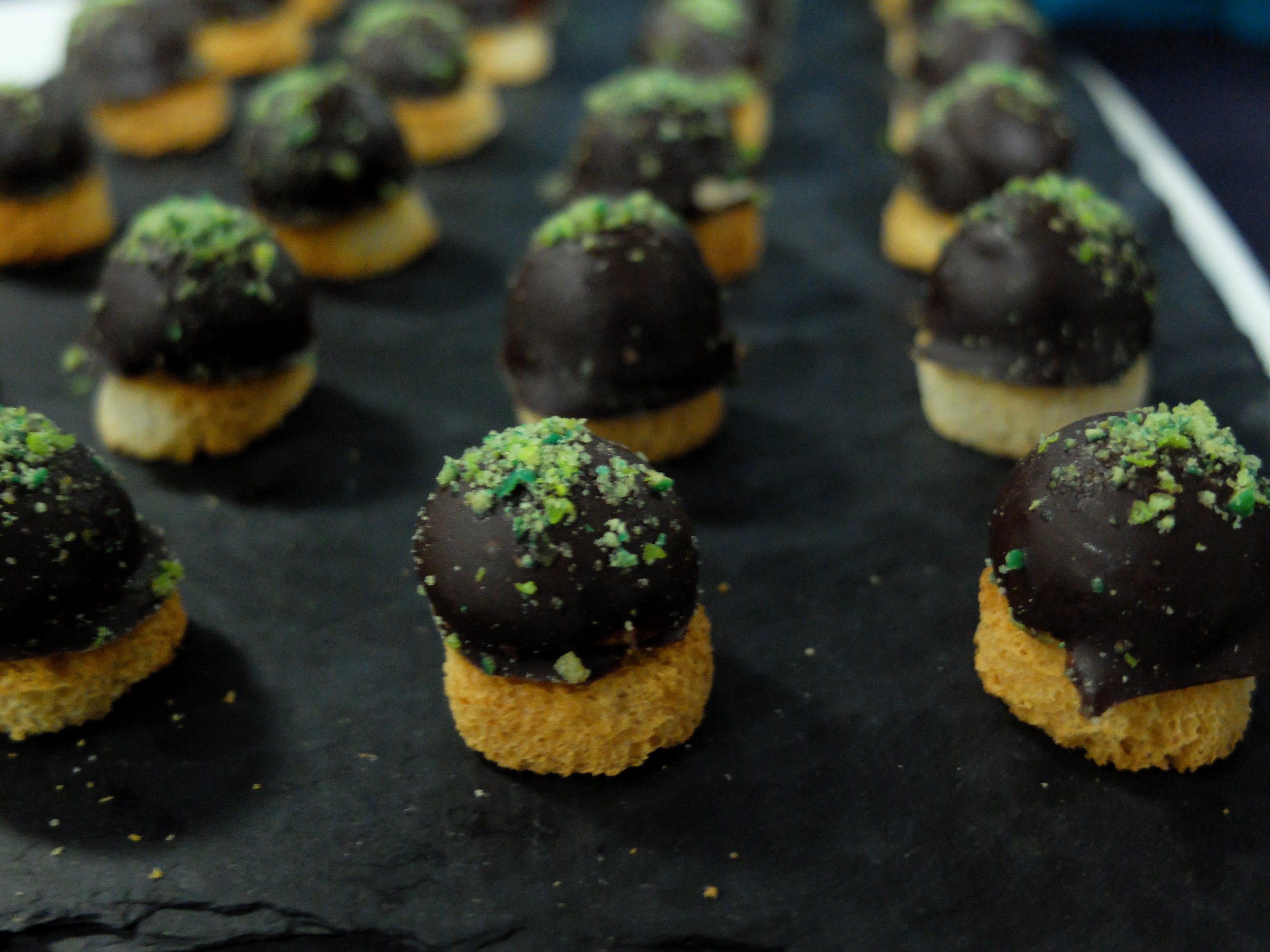 Bombón de foie con chocolate y polvo de wasabi (5).JPG