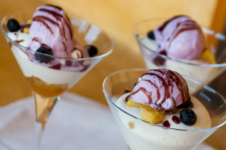 Copa de yogurt griego con bizcocho, compota de calabaza y helado de violetas.jpg