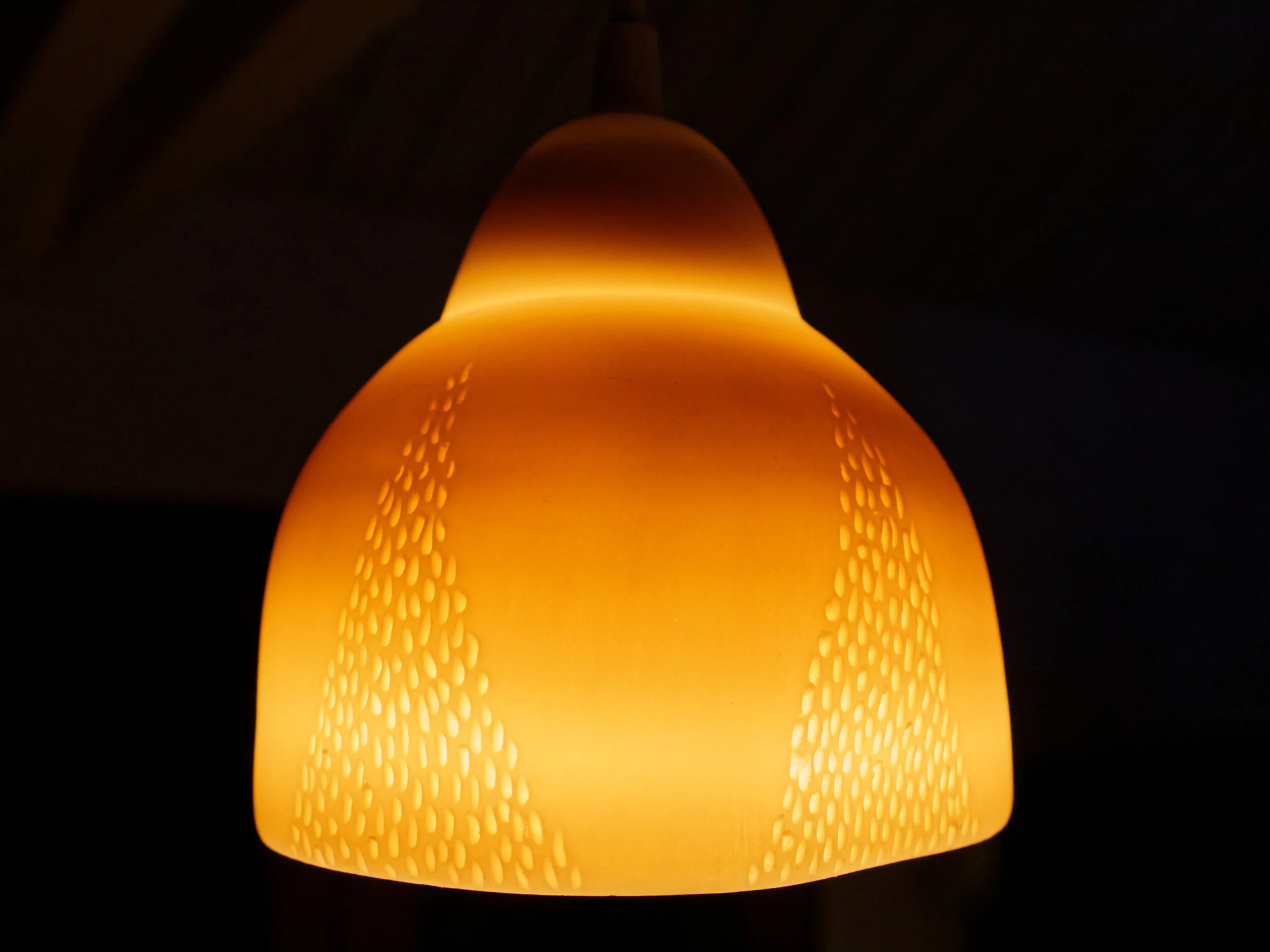 Suspended porcelain light