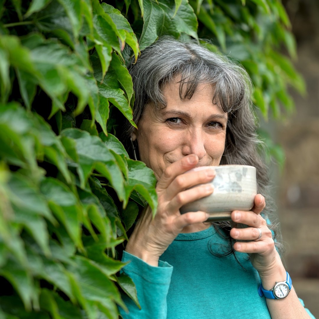 Ana-Belén avec un bol en céramique en main