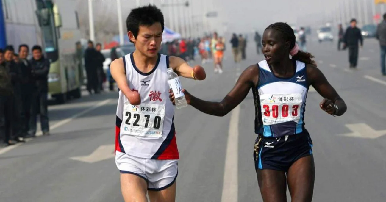 Jackline-Kiplimo-helps-a-disabled-runner-to-finish-a-marathon-in-Taiwan.jpg
