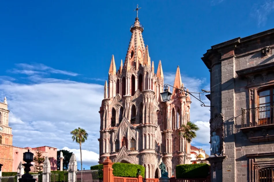 Parroquia de San Miguel Arcange, probably the most recognizable of San Miguel's churches, dates back to the 17th century.