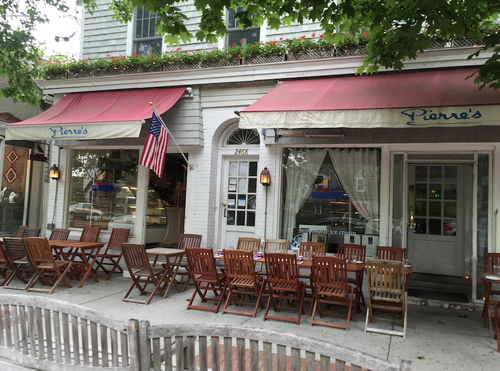A Casual Chic Dining Spot in The Hamptons