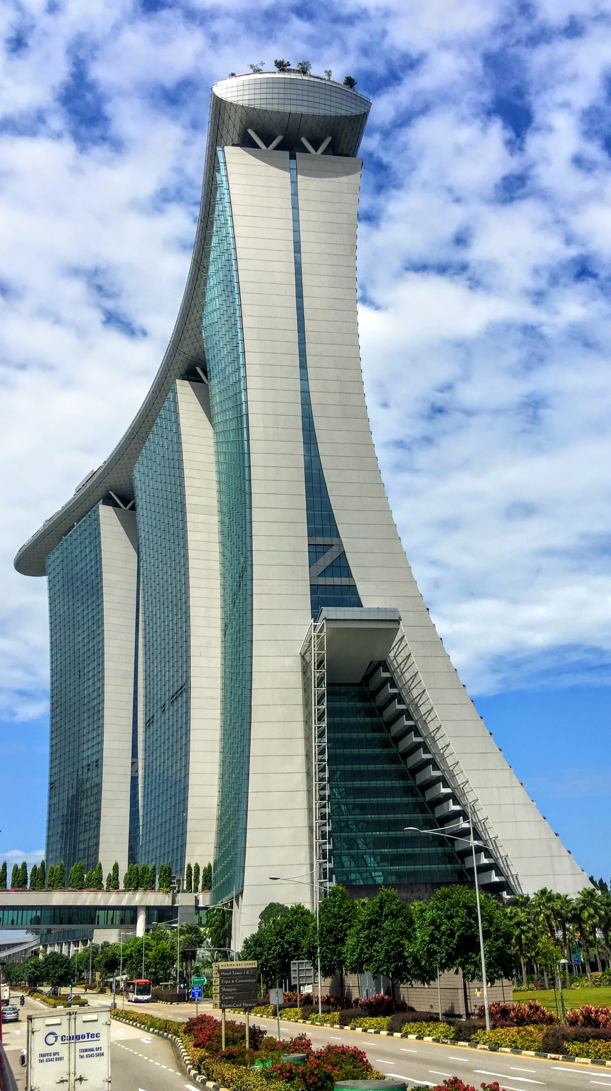 Solo Travel in Singapore: Etiquette and Cultural Do’s