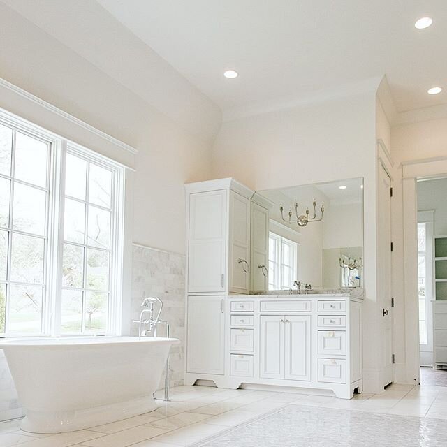 ﻿
﻿✨This master bath is a 𝒟ℛℰ𝒜ℳ! ✨
﻿
﻿#chandelierdevelopment #dreambathroom #masterbath #whitebathrooms #nashvillehomes #customhomes #relax #unwind #nashvillebath
﻿
﻿