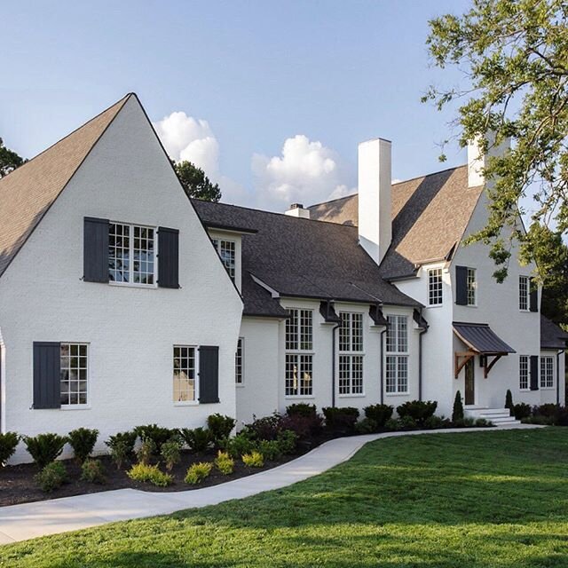 A Chandelier home from our past! 
#chandelierdevelopment #nashvillehomes #exteriorsofinstagram #sidewalks #sunday #homesofinstagram #buildersofinstagram #nashville