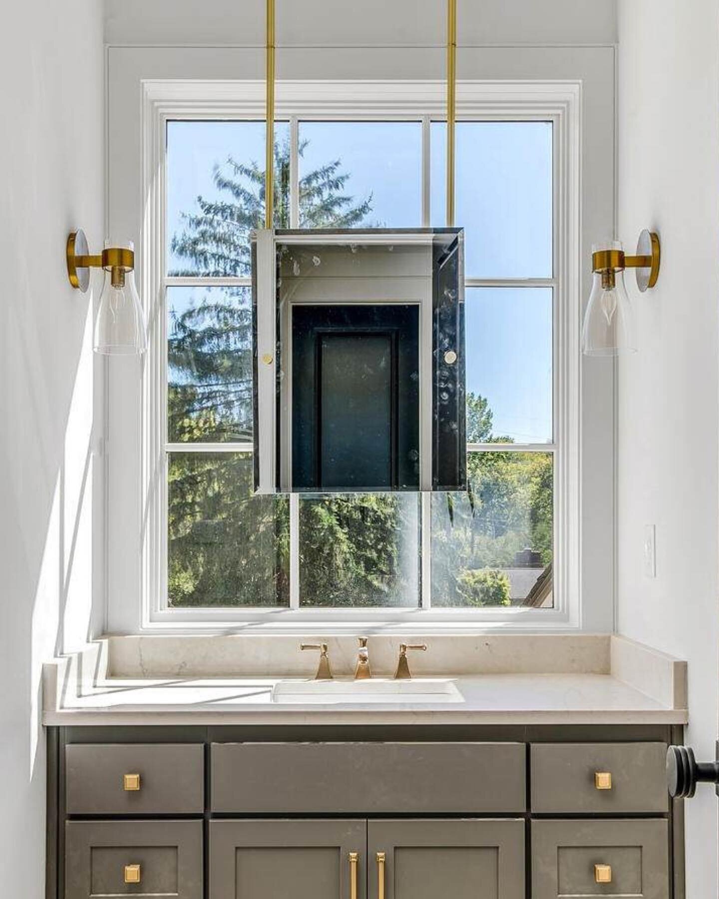 We love a well-balanced interior. This powder room from our latest build is looking good! Stay tuned for more inside looks at Olive Brand Rd. 👀
.
.
#nashvillehomes #nashvilleluxuryhomes #luxuryhome #designinspo #exteriordesign #housegoals #designins