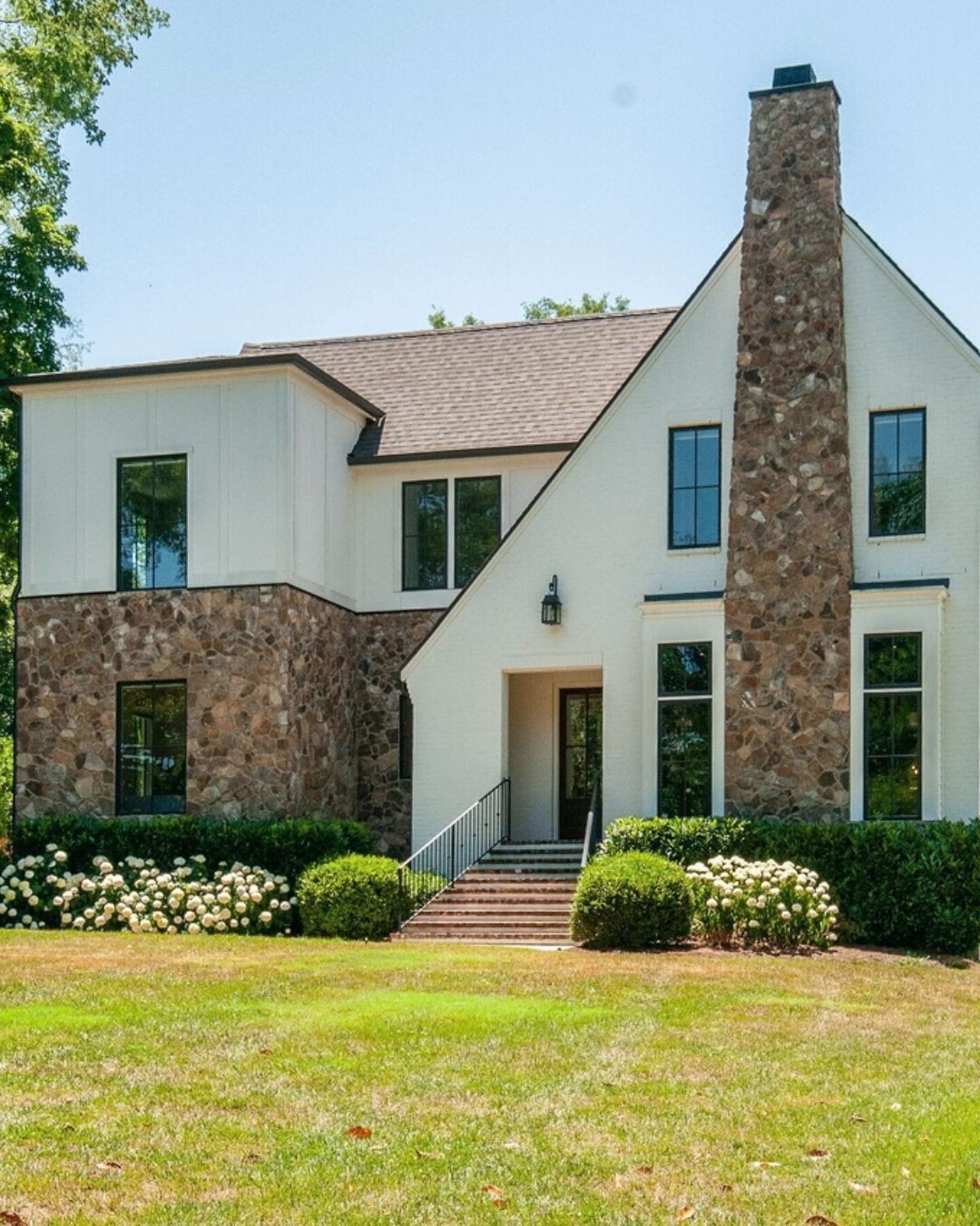 Check out this classic addition to the charming historic Whitland neighborhood. The devil is in the details... and our favorite detail has to be the brick accents!
.
.
#nashvillehomes #nashvilleluxuryhomes #luxuryhome #designinspo #exteriordesign #ho