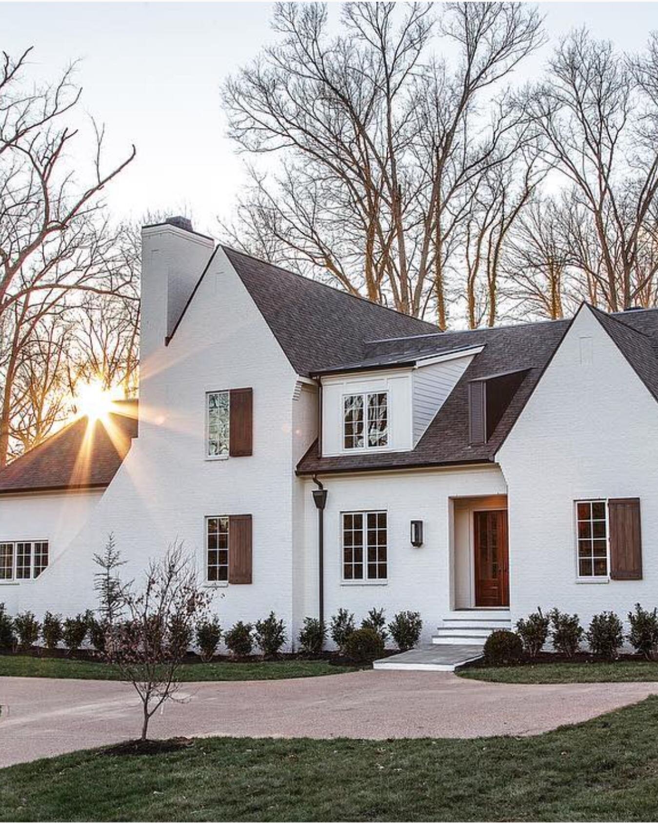 Nothing better than the Nashville sun on a cool morning. We have to say... autumn looks especially good on this home! Check out that glow🌞
.
.
#nashvillehomes&nbsp;#nashvilleluxuryhomes&nbsp;#luxuryhome #designinspo&nbsp;#exteriordesign&nbsp;#houseg