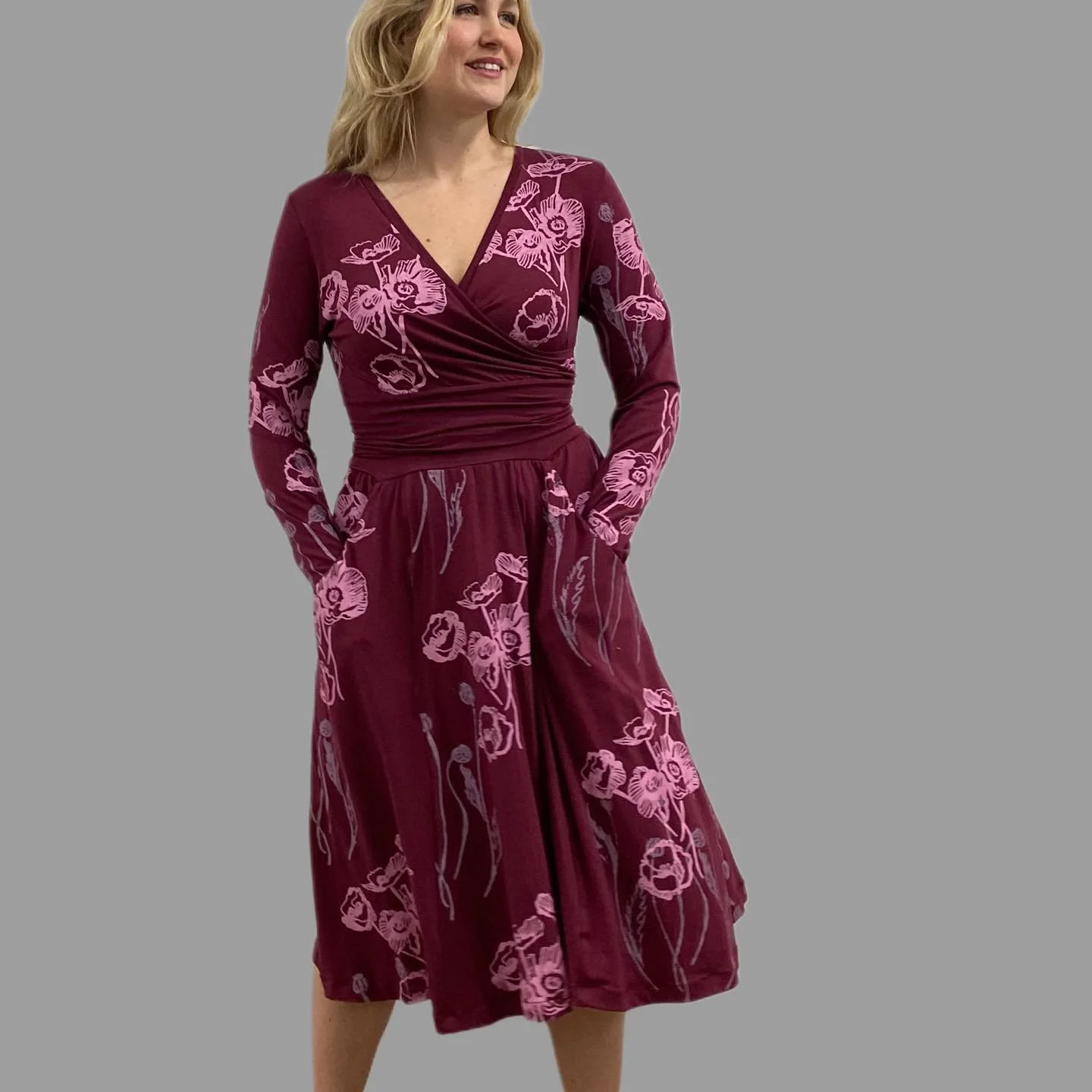 This is our Canadian-Made Poppy Dress in Port . Made of our hand-printed organic jersey and available in 8 sizes and 3 lengths. Like all of our most popular dresses &hellip;. She has pockets 

Shown here on the beautiful @tennmack 

#madeincanada #ha