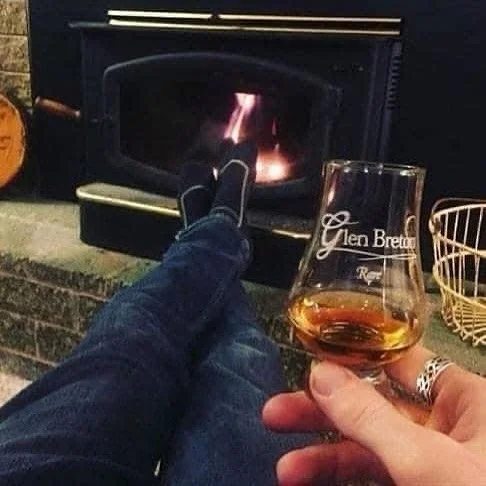 Whisky and a warm fire are a match made in heaven on a frosty day. 🙂🥃 #glenbreton #glenoradistillery #canadianwhisky #singlemalt