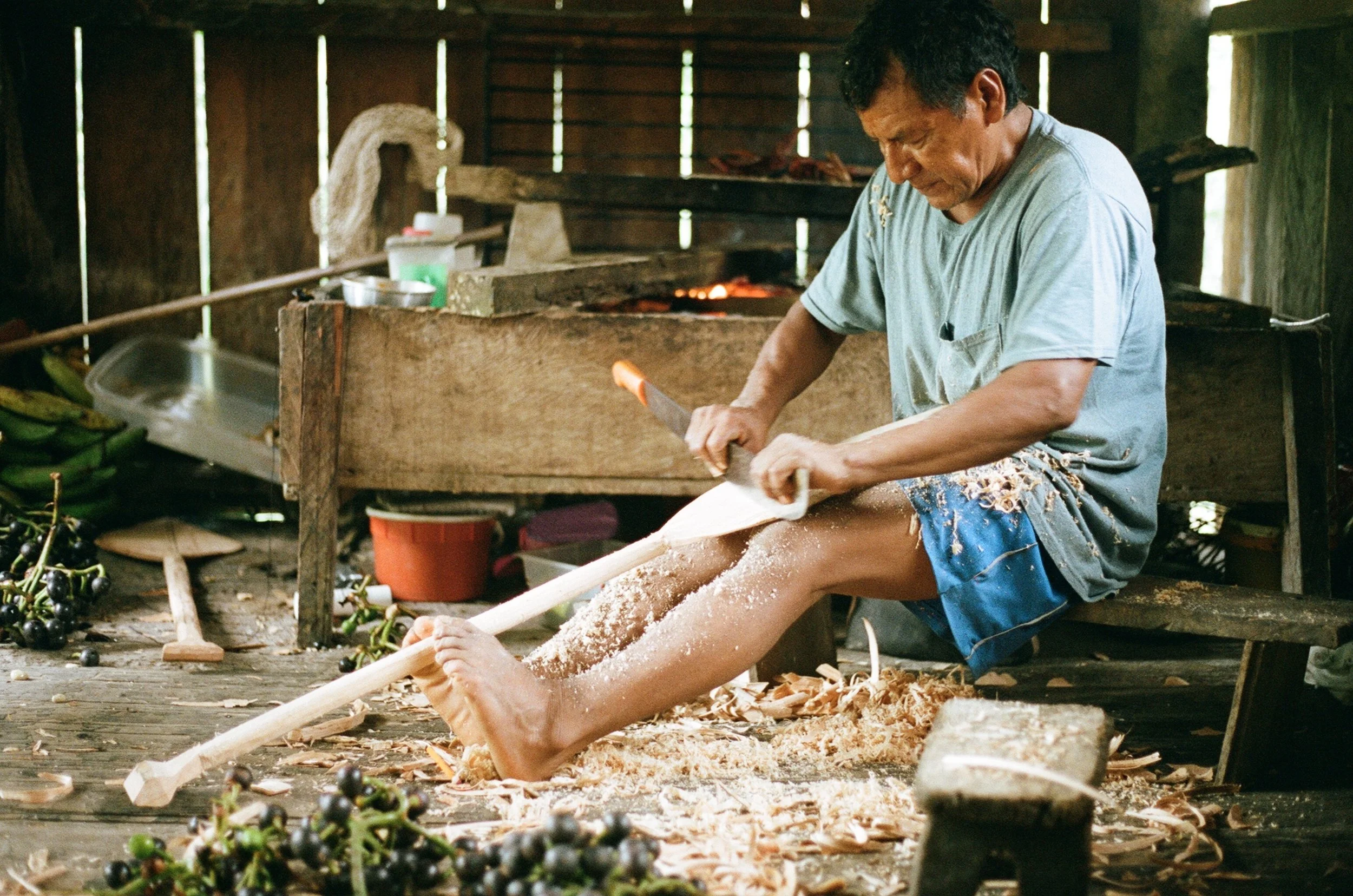  Miguel (Siekopai, not Waorani) carves a canoe oar 