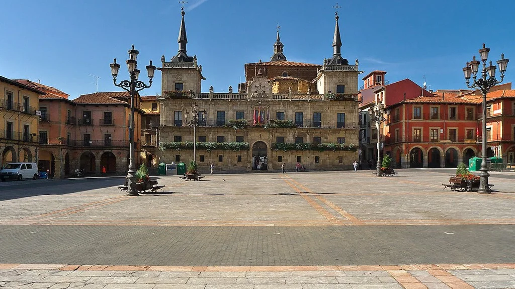 Plaza Mayor, León, Spain | ©José Luis Filpo Cabana / Wikimedia Commons