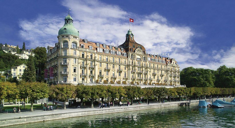 Et av mine favorittbrands Mandarin Oriental har &aring;pnet i Luzern! Jeg har bodd i Sveits og jobbet i byen mange ganger. Kan garantere at dette hotellet har den beste utsikten og beliggenheten. Bare begynne &aring; spare da 💰😍 @mo_luzern @mo_hote