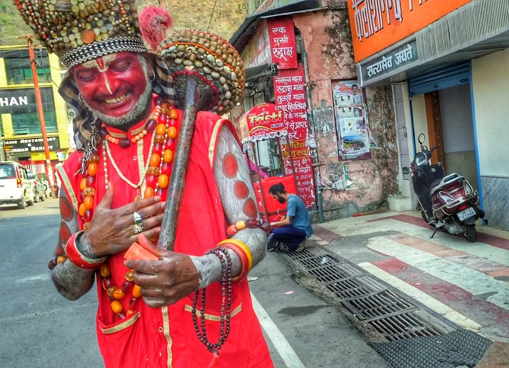 Is india safe to travel alone, and how to avoid scams