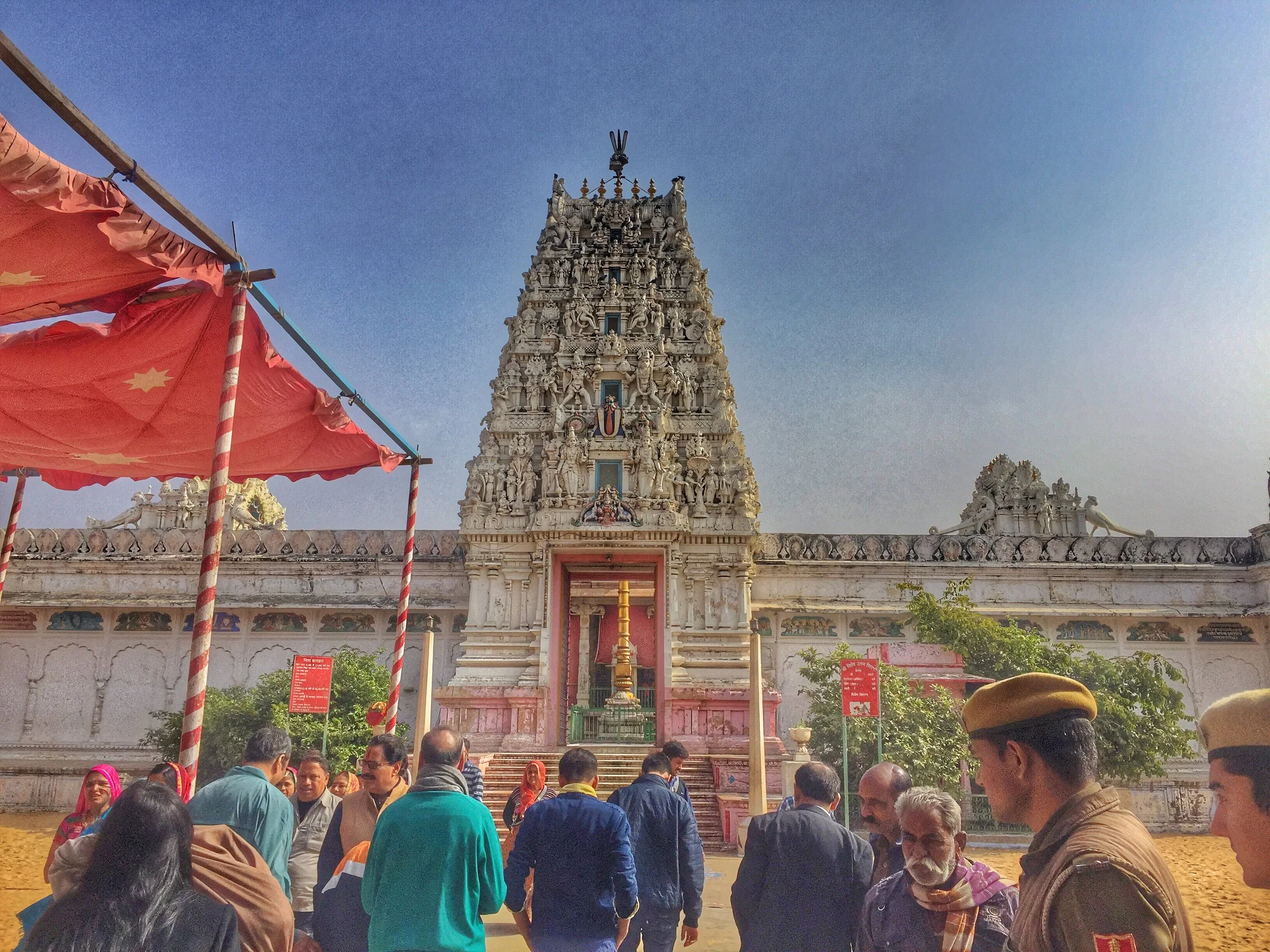 how to avoid scams in India. Ways for female solo travelers to stay safe