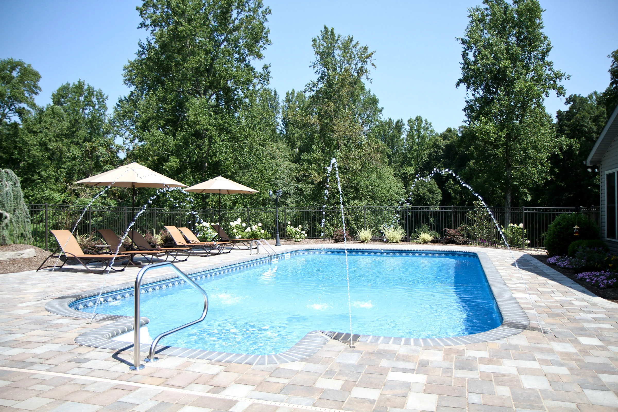 'H' Pool and Outdoor Living Area