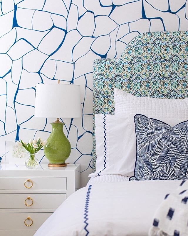 Is TGIF a thing when you&rsquo;re in quarantine? Shining a bright light on this guest room &amp; hoping it brings some light to your Friday 💫 // @schumacher1889 Filigree wallpaper packed a big punch in this sweet space 💙
&bull;
&bull;
&bull;
&bull;