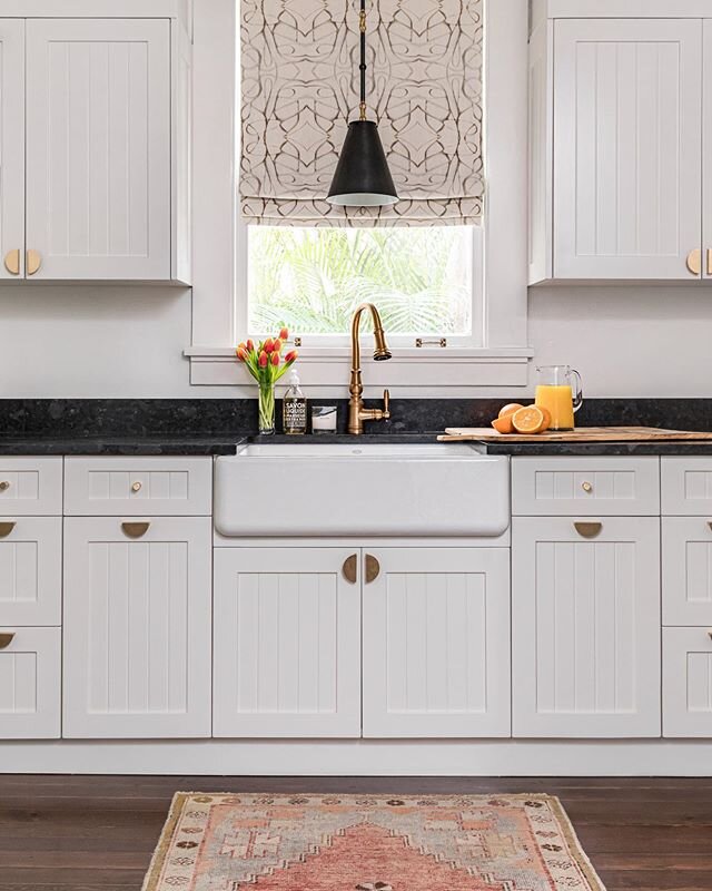 If we must spend all our waking hours in the kitchen, let&rsquo;s at least make it pretty 💫 // the juxtaposition of this antique oushak + modern roman shade is just what this little galley kitchen needed to pop a little personality into a small spac