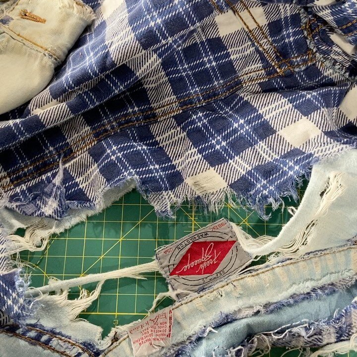 ➡️ Swipe for one of the biggest projects I&rsquo;ve taken on- a full restoration of this family heirloom 70&rsquo;s jacket. Literally being held together by the tag! 😱 I replaced a lot of the totally threadbare denim and fully repaired the ripped fl