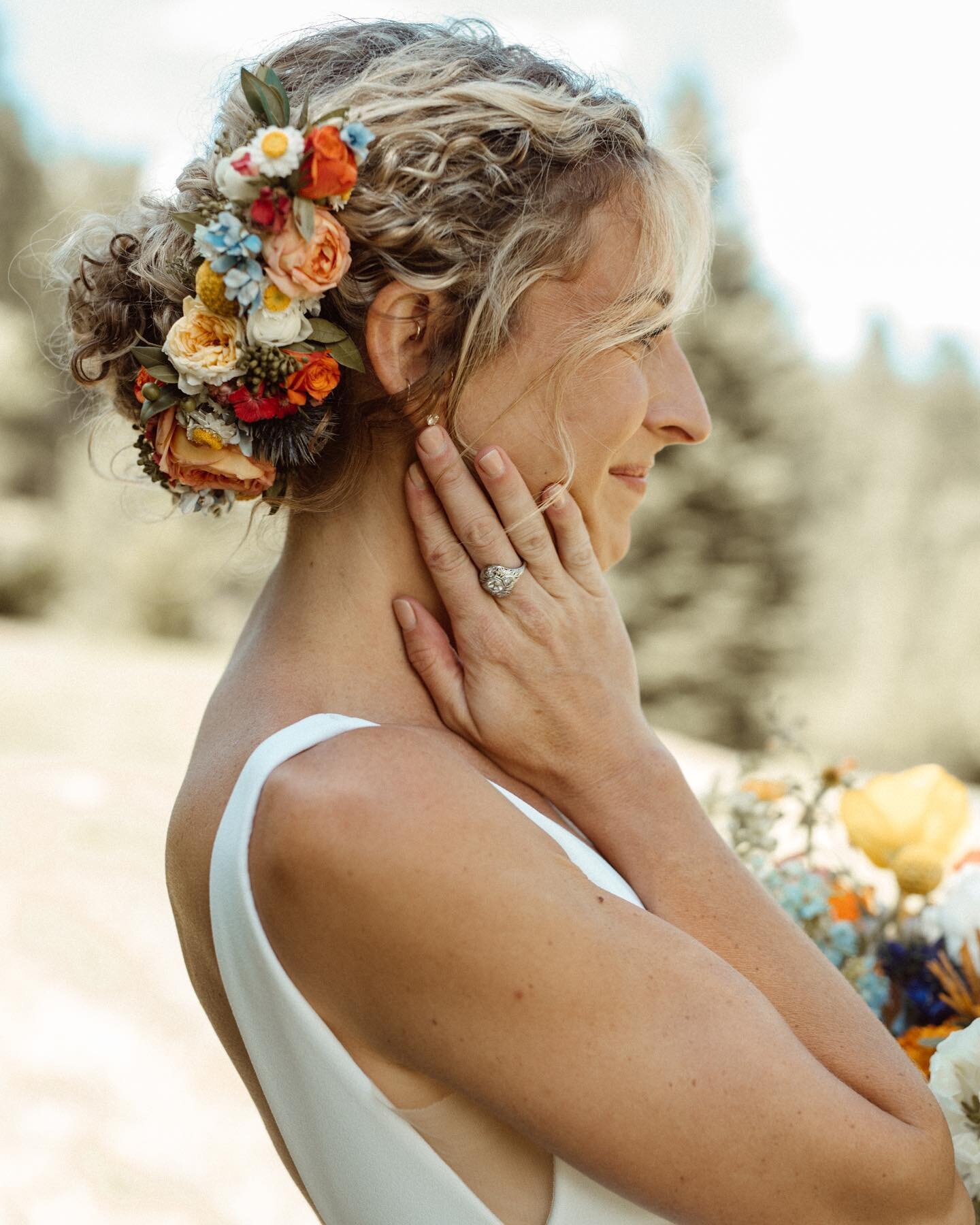 This hairpiece by @plumeandfurrow gives mountain summer backyard Colorado wedding. 

#backyardweddings #backyardwedding #coloradowedding #boulderwedding #boulderweddingphotographer