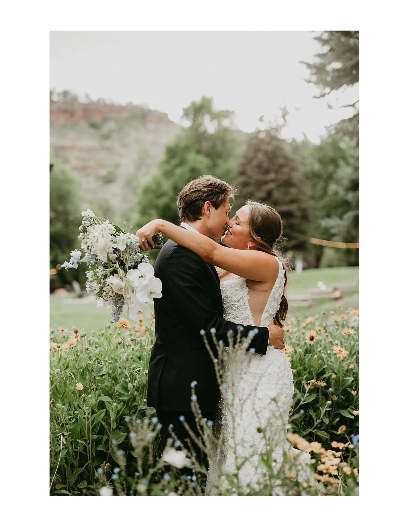 Ally + Cooper got married at the newly refreshed @lyons_riverbend (which recently got a brand new modern barn). Big thanks to the dream team of vendors who made it all come together seamlessly.

Venue: @lyons_riverbend 
Planner: @hannahkathryneventco