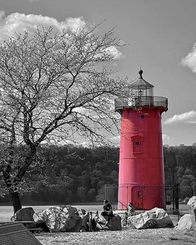 The Little Red Lighthouse. Fort Washington Park along the Hudson River in Manhattan, NYC, under the George Washington Bridge. &bull;-&bull;-&bull;
.
.
.
.
.
.
.
#photography #blackandwhitephotography #quarantine #photooftheday #NYC #ShotOniphone #For