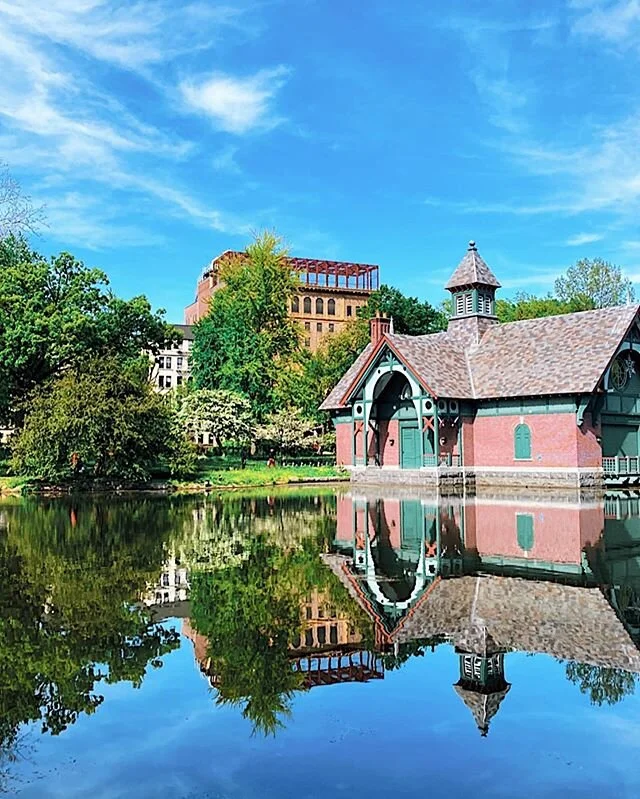 Here in my backyard.🌳Central Park, New York City. &bull;-&bull;-&bull;
.
.
.
.
.
.
.
#photography #quarantine #photooftheday #NYC #ShotOniphone #SplashOfColor #CentralPark #Uptown #StreetPhotography #NewYorkTough #LifeOfAPhotographer