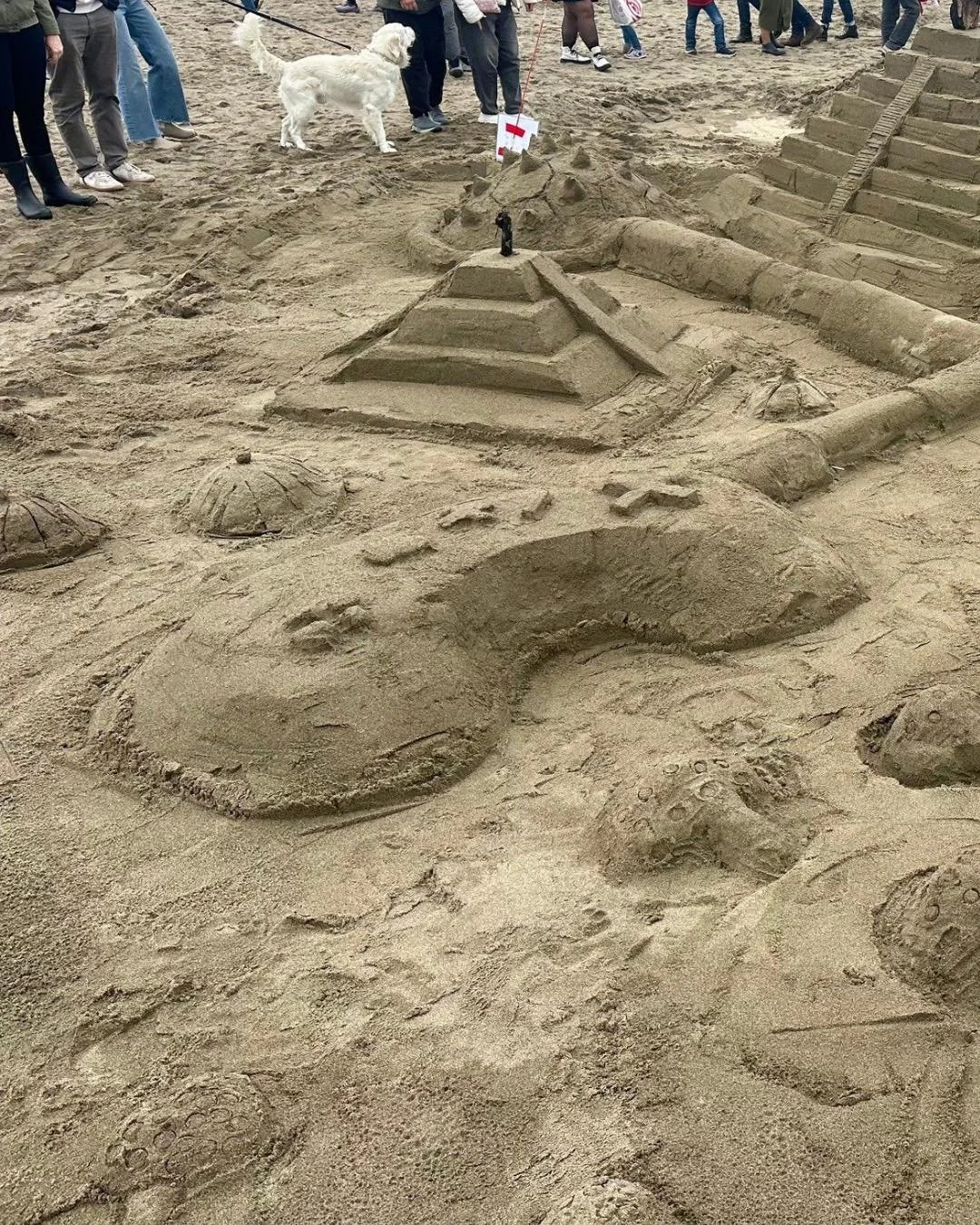#FlashbackFriday 🏖️💚💛

Our 4th &amp; 5th graders traded the classroom for the coastline last weekend at the Sandcastle Building Event with Guzman Construction! 🌊✨

From sketching their ideas to shaping the sand, our Aztecs put their Art + STEM sk
