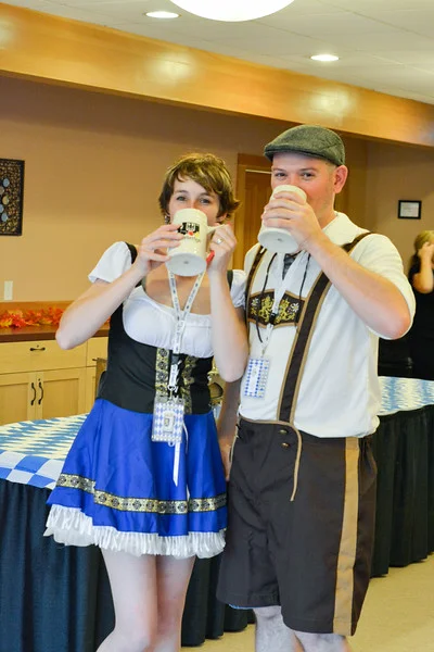 couples with steins.jpg