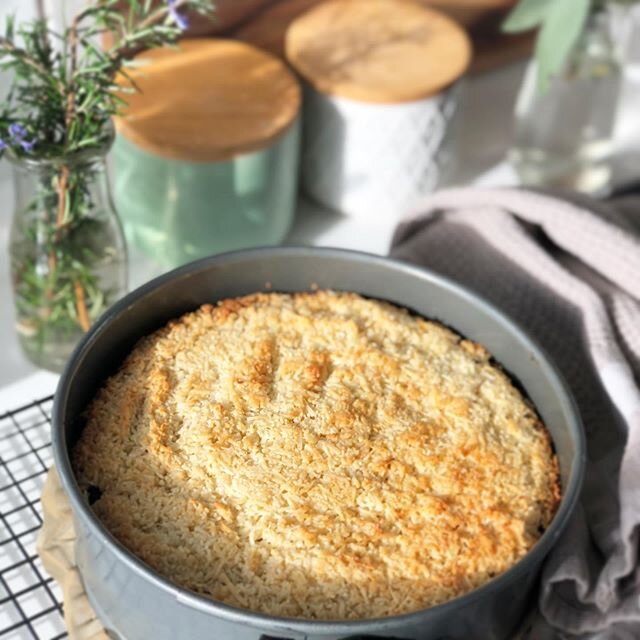 Fresh out of the oven and resting in the sunshine is my real food Lumberjack cake ❤️ Not sure why it&rsquo;s taken me so long to get around to re-creating this old favourite! It really is the perfect recipe to make sugar-free &amp; to swap out the wh