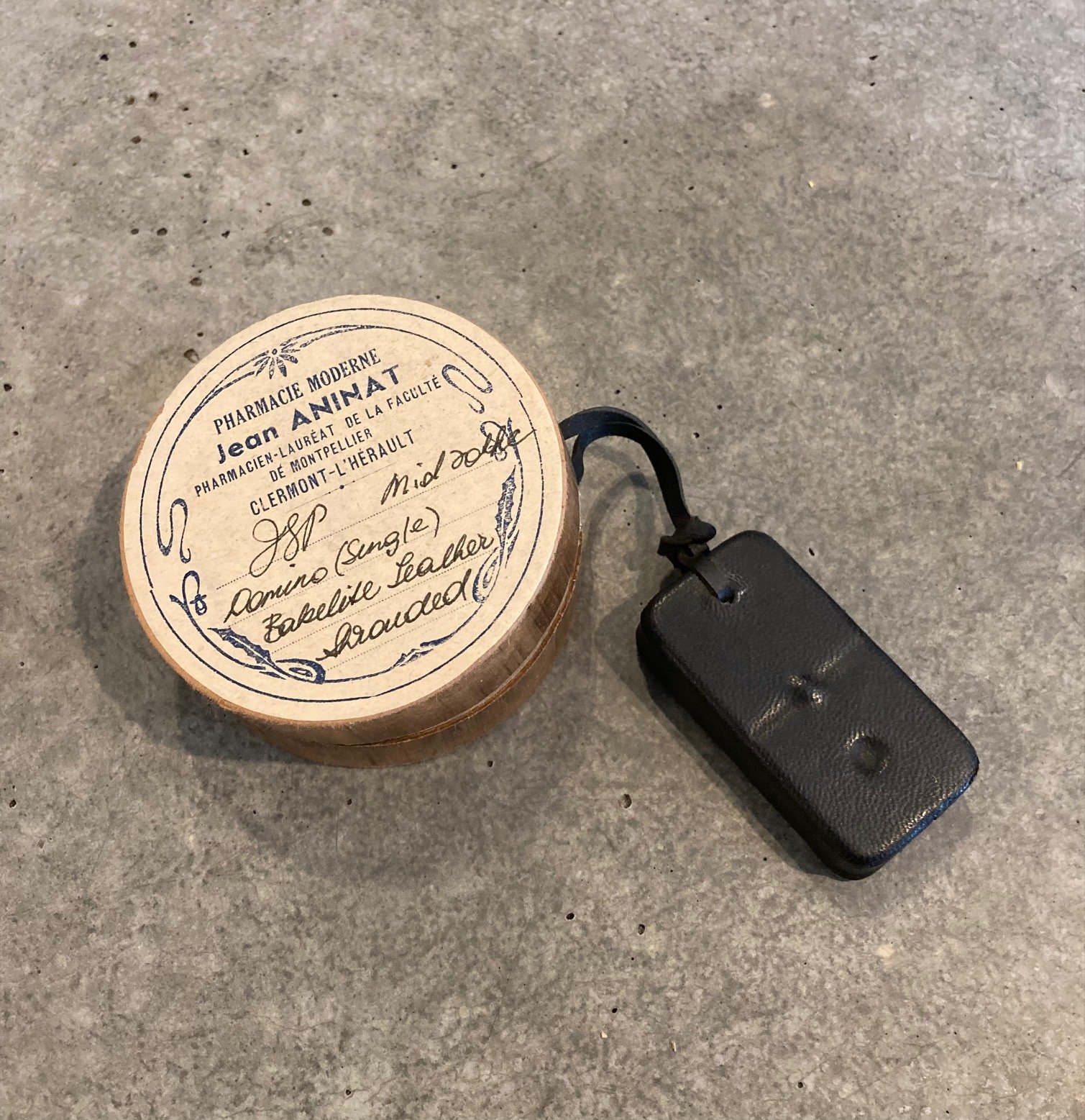 Domino bakelite (single) leather shrouded neckpiece