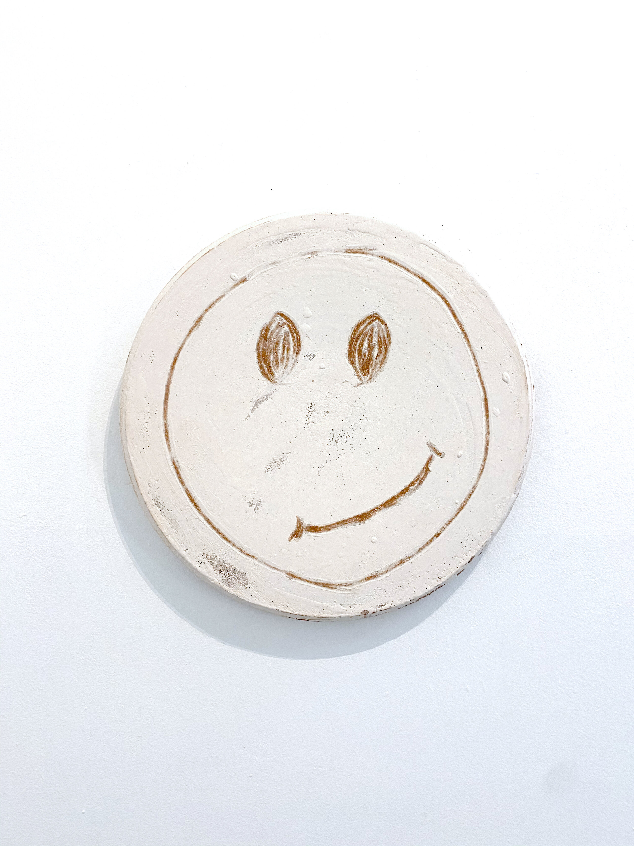   Untitled (Smiley #1) , 2020 terracotta, slip, engobe 45 x 45 x 4 cm 