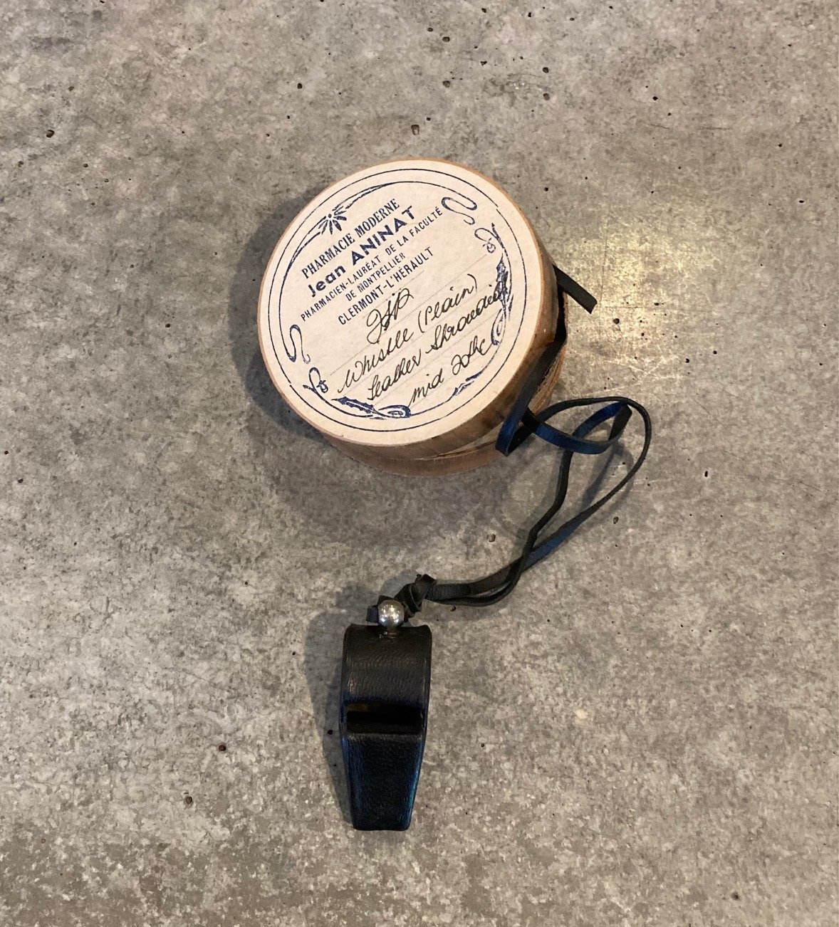 Whistle (plain) leather shrouded neckpiece