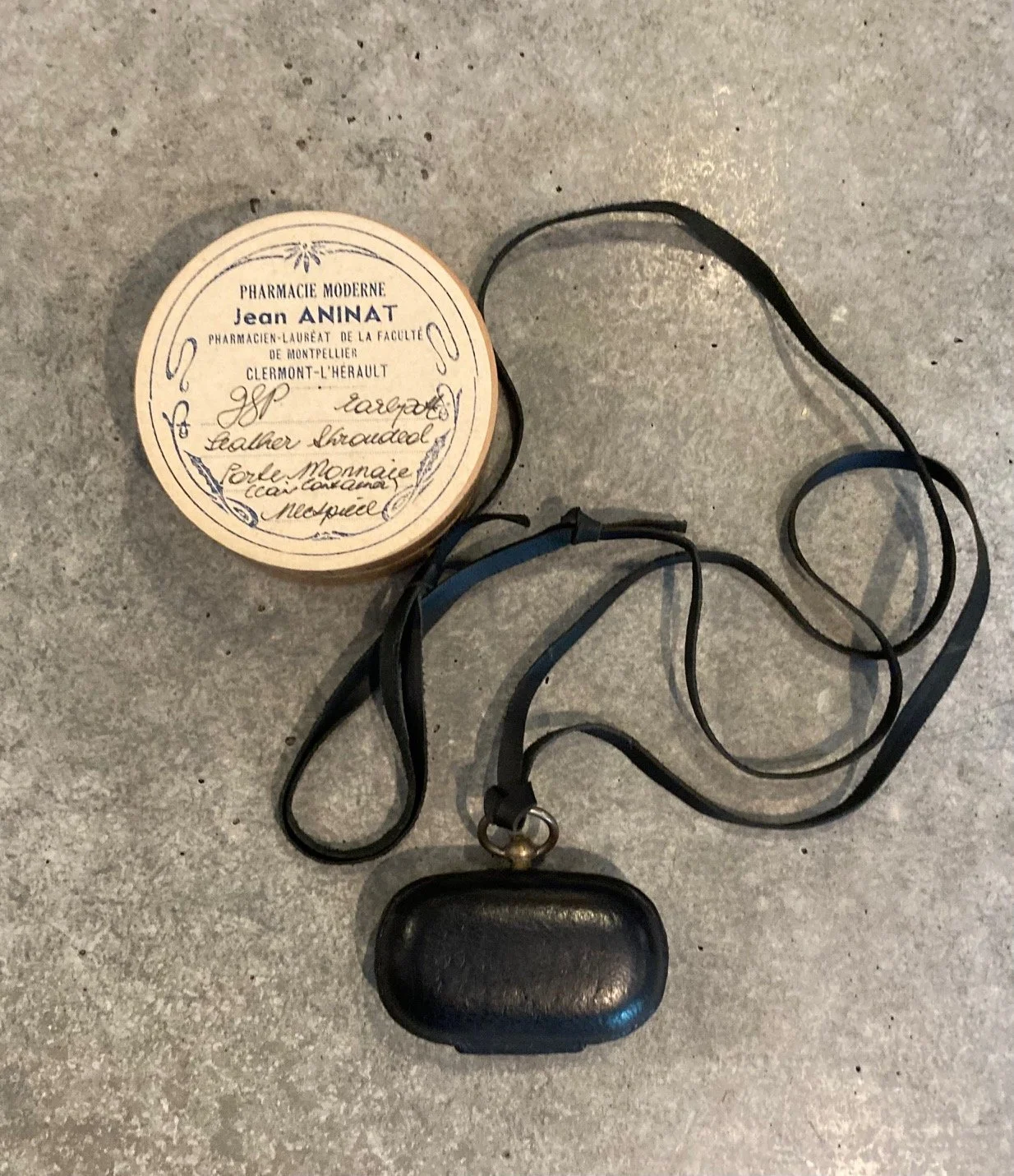 Porte monnaie metal coin container leather shrouded neckpiece