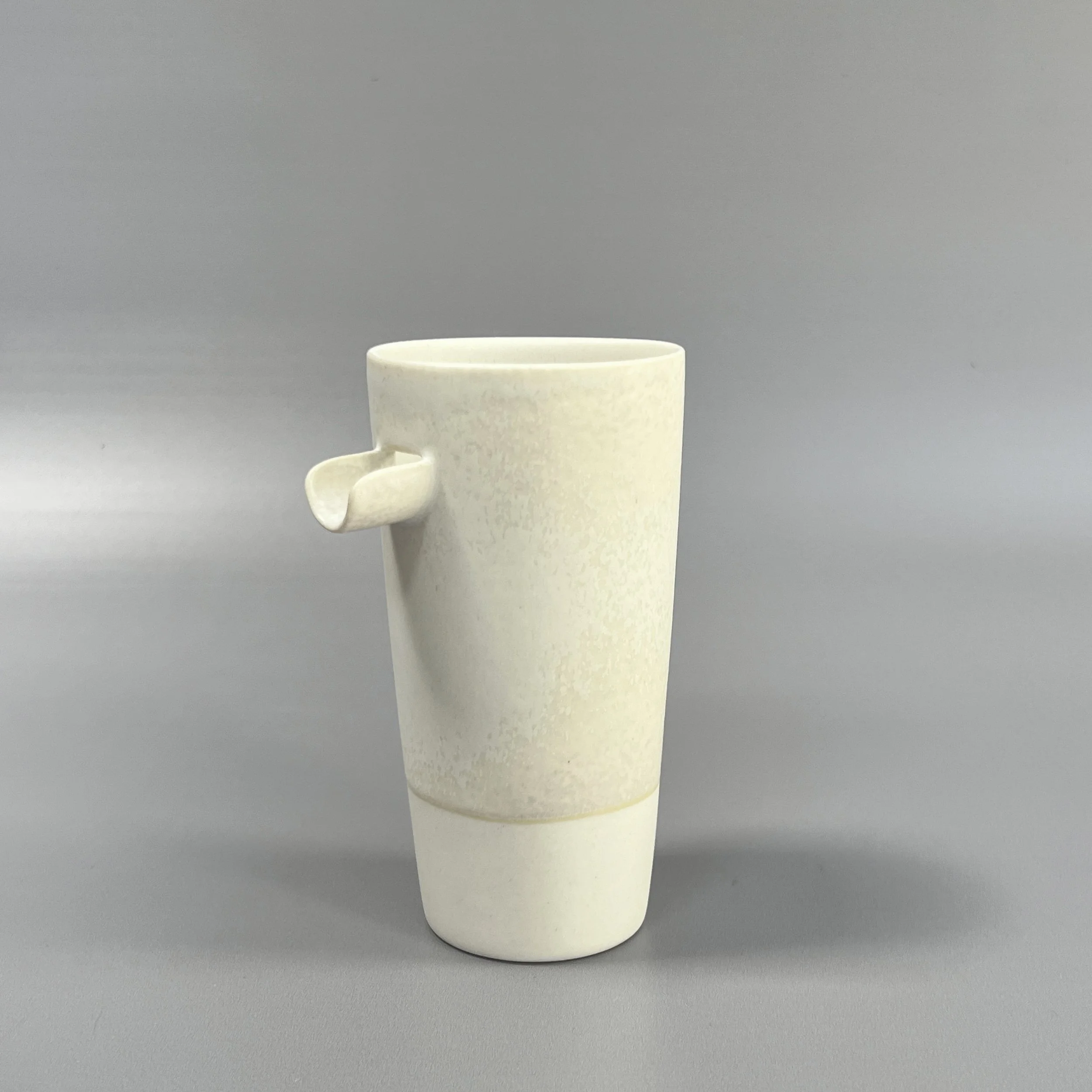 Pourer in white with side spout #1