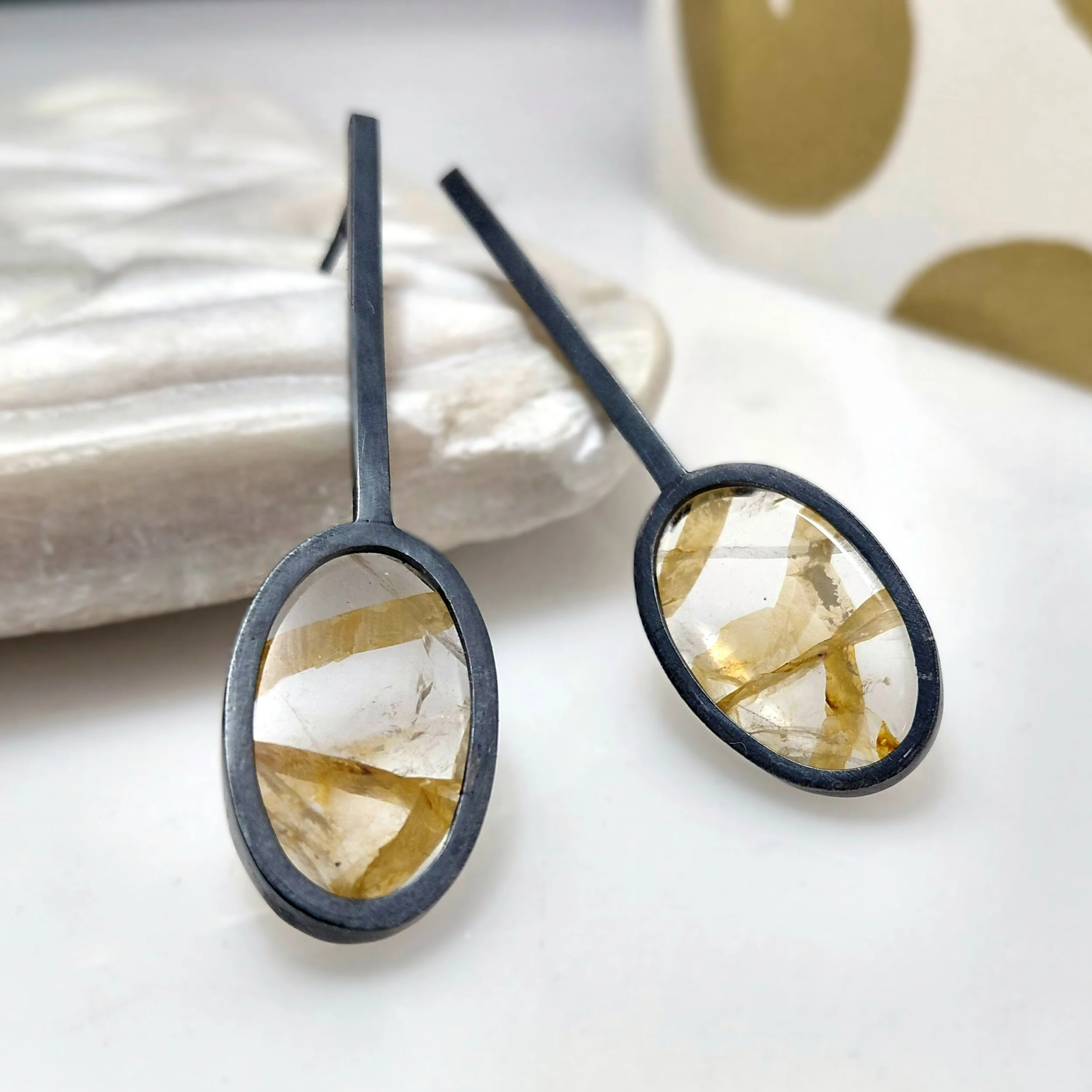 Healing quartz pendulum earrings (Inclusion series)