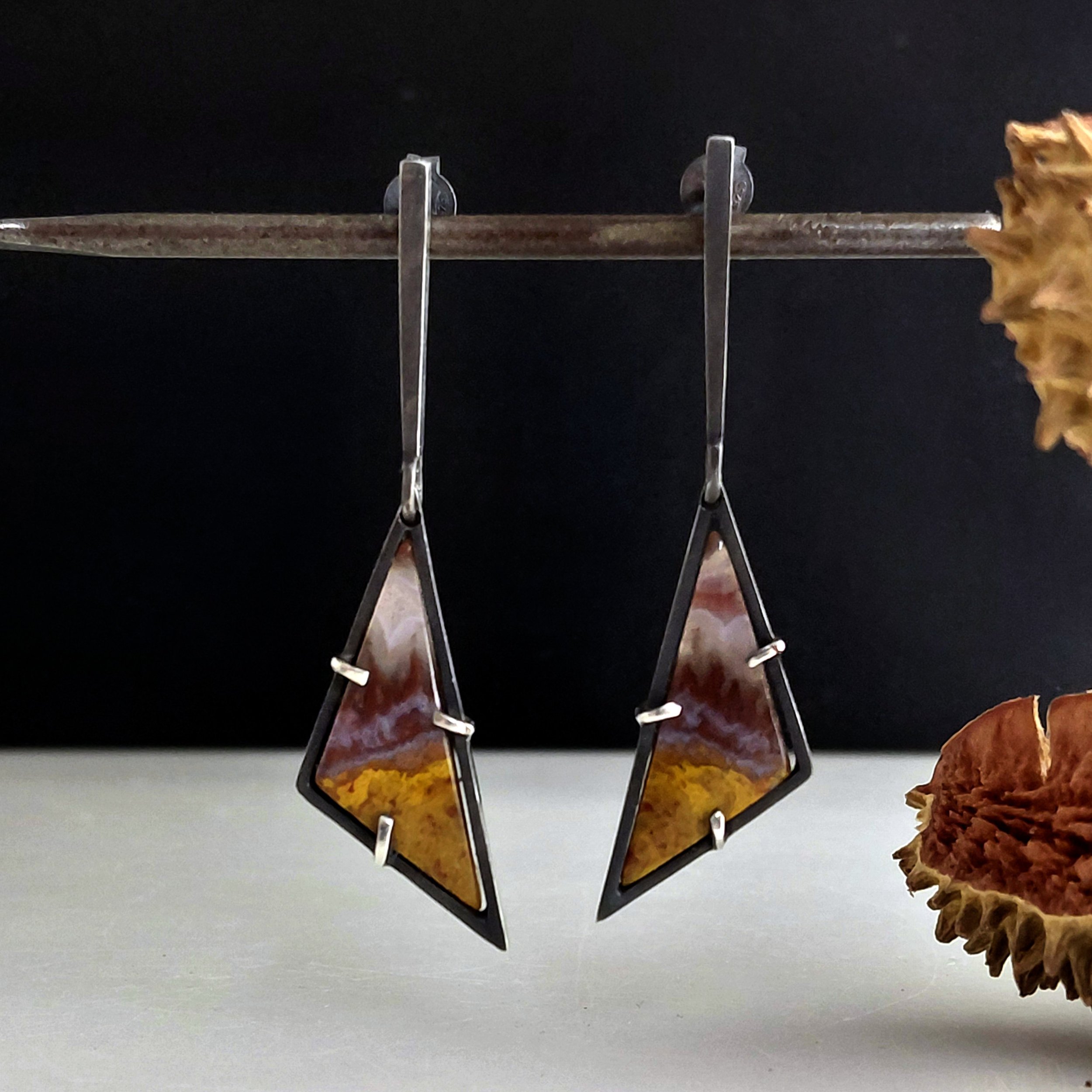 Seam agate drop earrings (Inclusion series)
