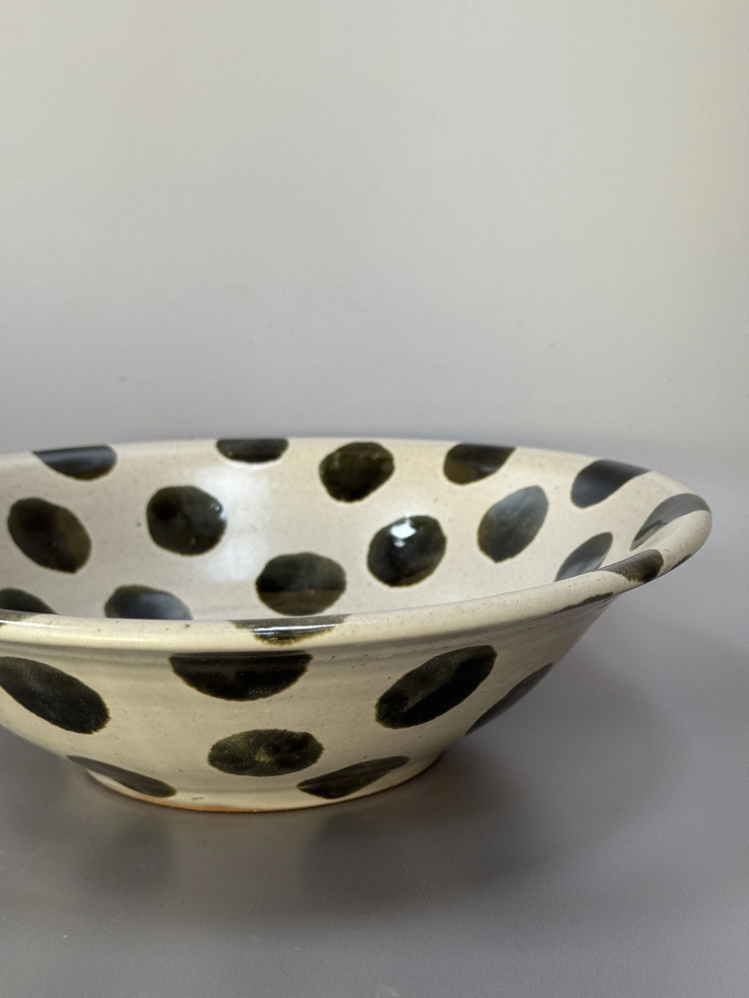 Large bowl (black spots)