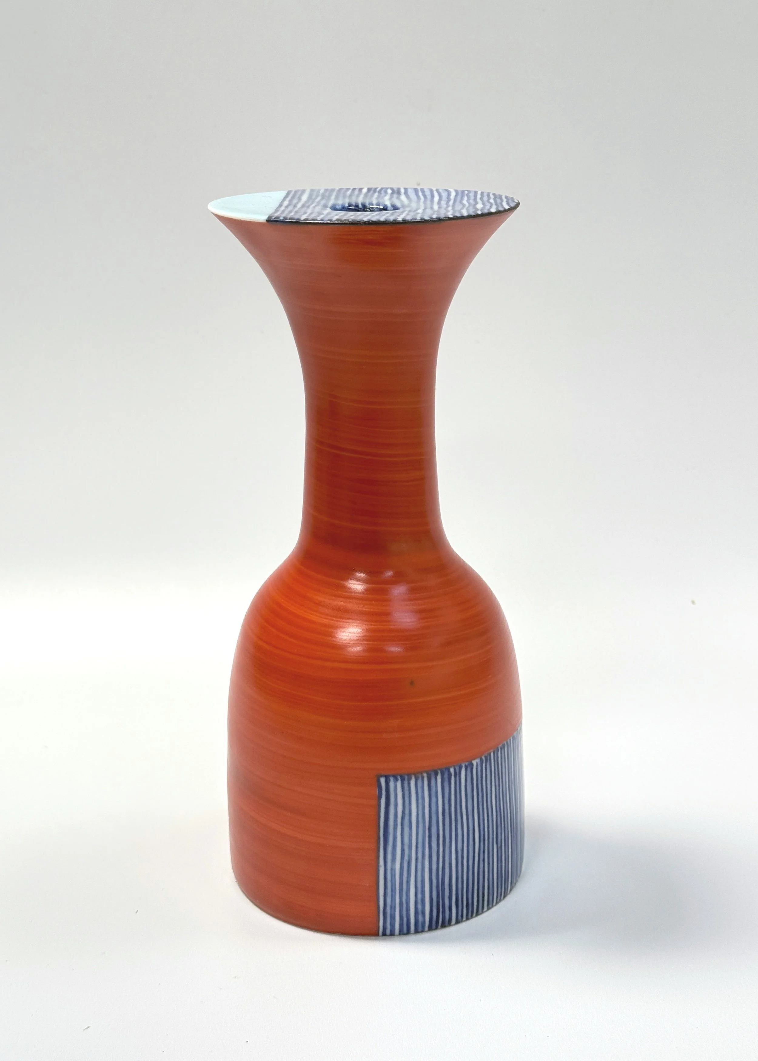 Vase for a self-isolating flower