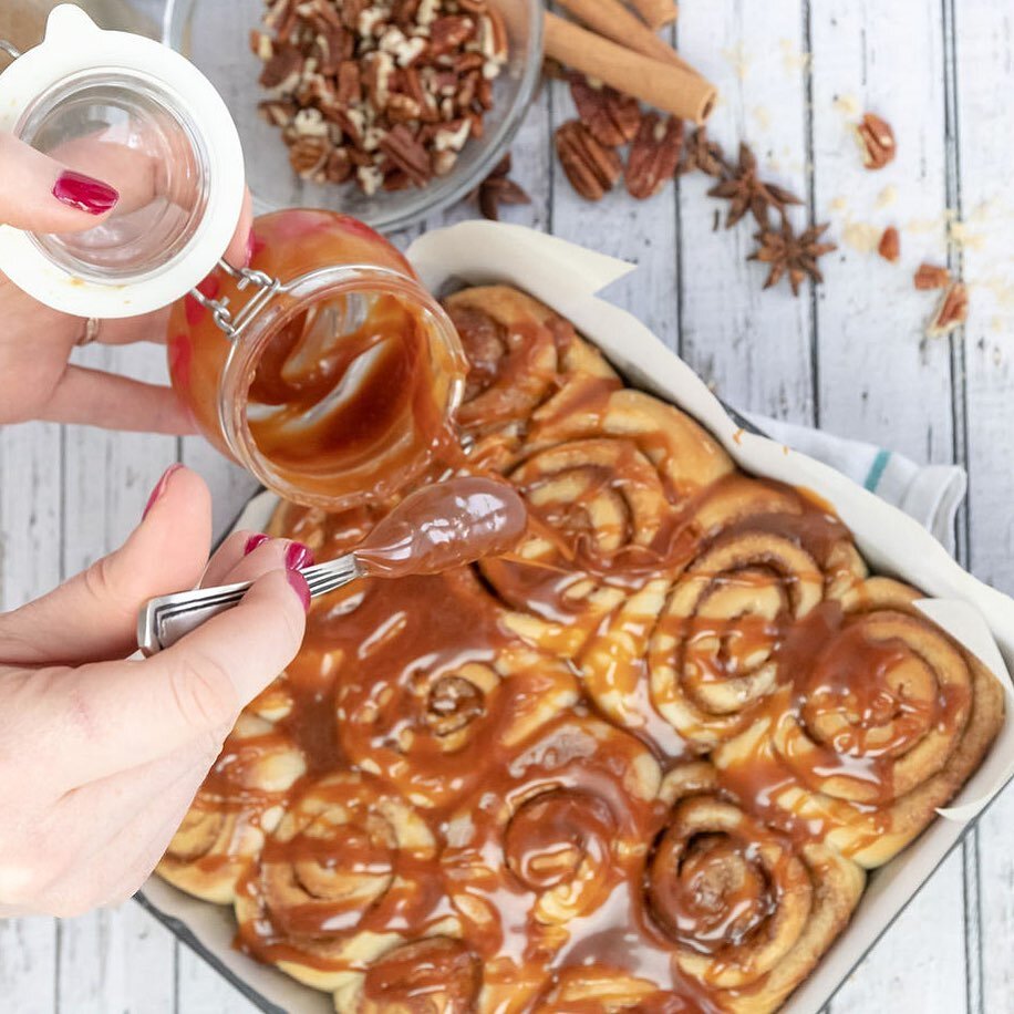 Happy #nationalstickybunday! here are our fluffiest cinnamon rolls with a sweet dulce de leche glaze💛 and anyone who gives you a fresh roll out of the oven.. we say you can count on as a friend🌟

📸 @adgp_crd_photography 

.
.
.
#cinnamonrolls #cin