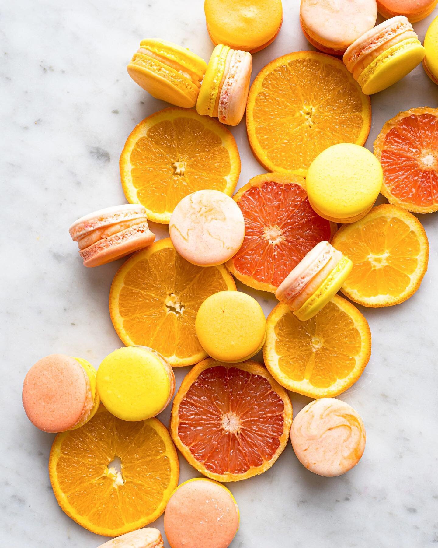 channeling 16 days to spring🌼🌿 zesty or sweet? we love a silky citrus buttercream texture between the sweeter macaron shells☺️

📸 @arieltarr 

.
.
.
#macarons #macaronsofinstagram #citrus #buttercream #lemon #orange #baking #baker #bakedgoods #bak