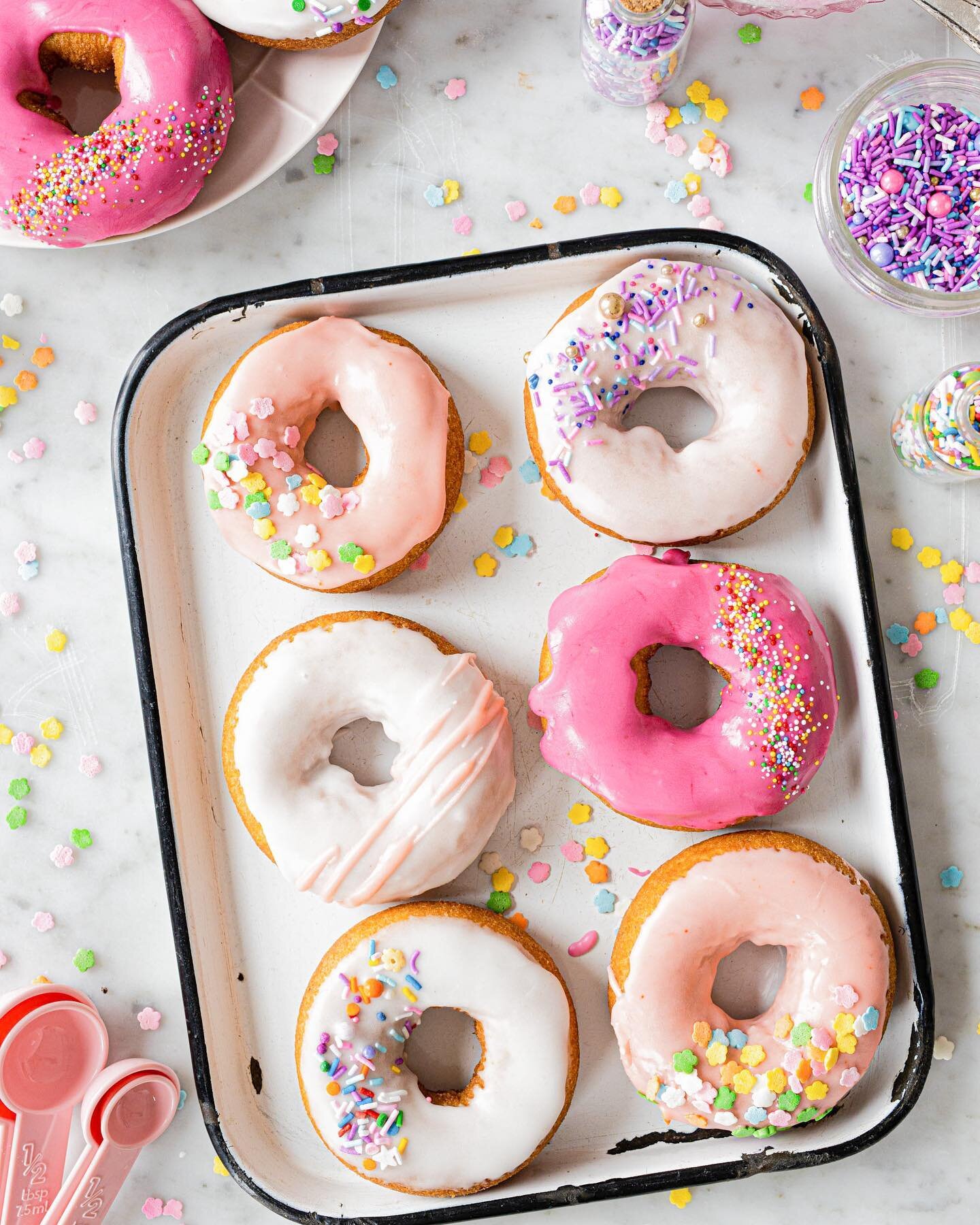 I ate a donut without sprinkles... diets are hard😅🍩

📸📸 @arieltarr 

.
.
.
#donuts #doughnuts #sprinkles #glaze #dessert #baking #baker #bake #bakedgoods #bakedfromscratch #montreal #montrealblogger #montrealfood #foodphotography #foodstyling #th