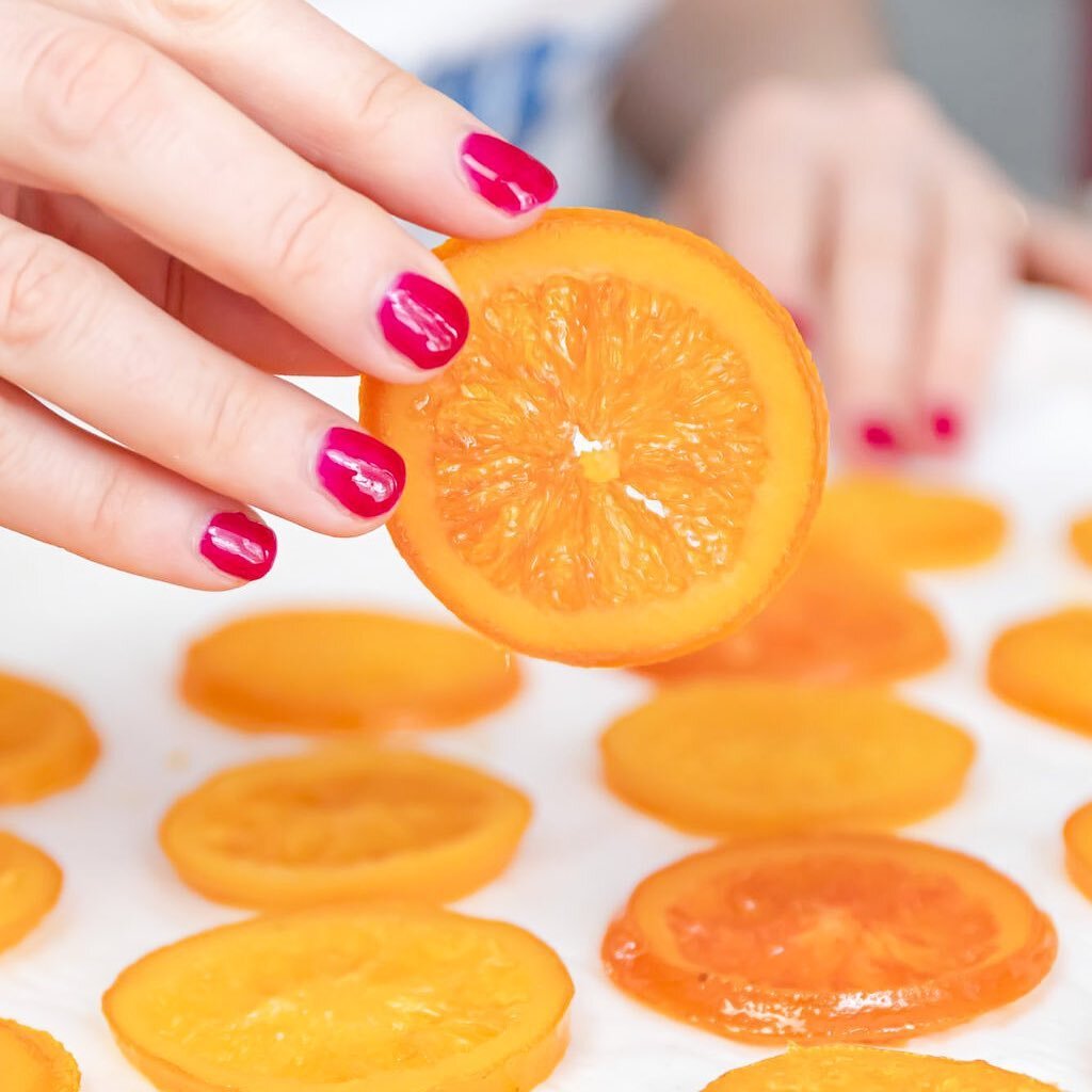 Candied orange slices! 🍊 We use orange slices because they&rsquo;re our favorite size for cake decorating but feel free to substitute any sweet citrus fruit that&rsquo;s in season, like blood oranges or tangerines 💛

📸📸 @adgp_crd_photography 
.
.